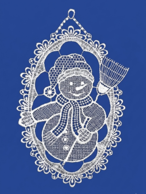 plauener spitze fensterbild schneemann – 25 × 15 cm
