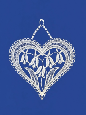 plauener spitze fensterbild herz mit maiglöckchen – 18 × 16 cm